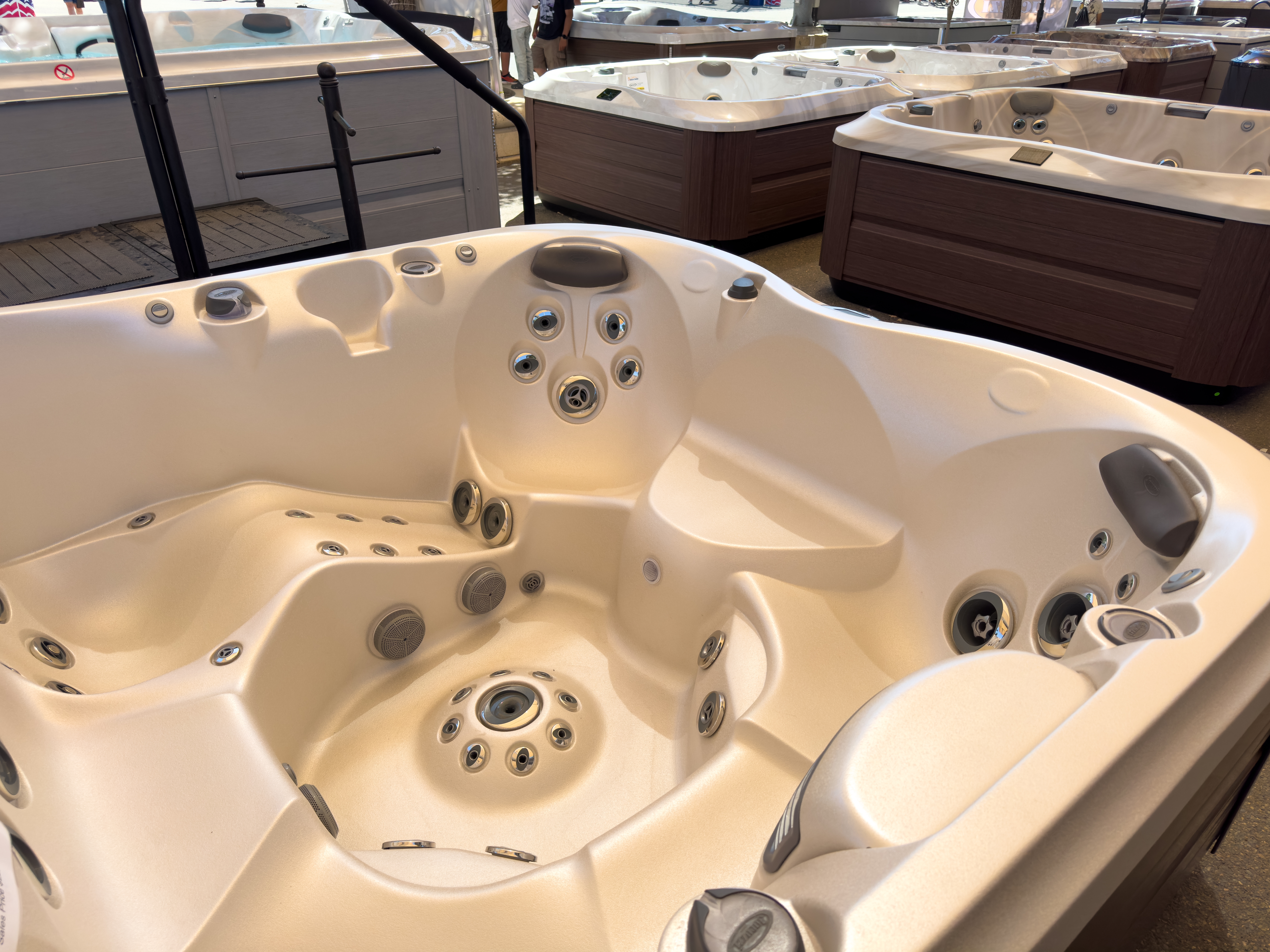 Finding Your Perfect Fit: The Best 6-7 Person Hot Tubs